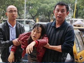 长沙一昏迷呕吐女子被塞进的士同行人闪了图