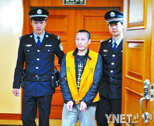 重庆籍男子怀疑妻子有外遇 用菜刀杀妻受审(图