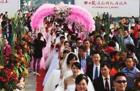近日,100名新人来到湖南韶山,举行集体婚礼。图/实习记者谢长贵