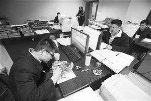 昨晚6:14,宁波市房产交易中心,加班的工作人员轮流回到办公室吃盒饭