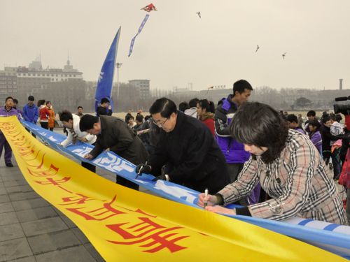放风筝寄思念 增强城市记忆文化正能量