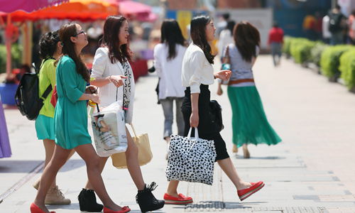 4月15日,长沙市黄兴南路步行街头,逛街的美女们裙装出行,成为街头