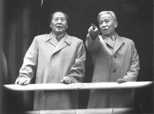 历史上的今天:刘少奇当选国家主席