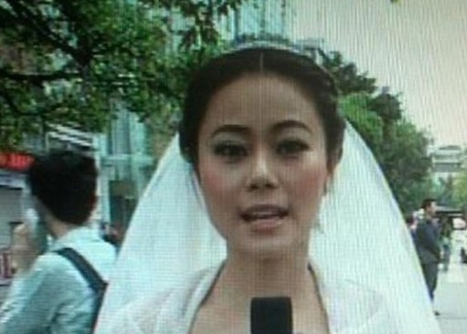 最美新娘反对取消婚宴 不脱婚纱就赴现场报道