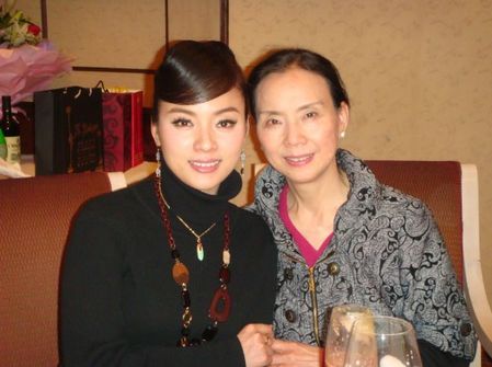 宋祖英李湘柳岩 湘妹子和妈妈们的温馨合照/图