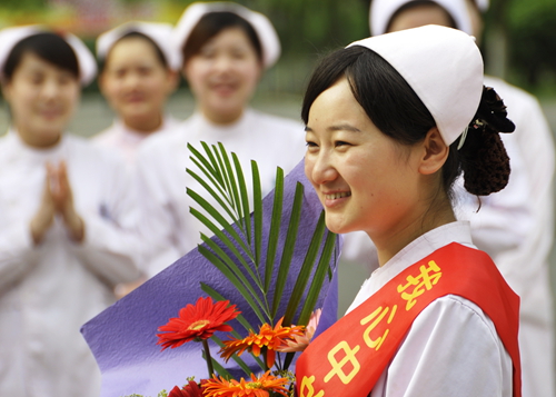 5月9日,护士向倩云手捧鲜花难掩满脸幸福.