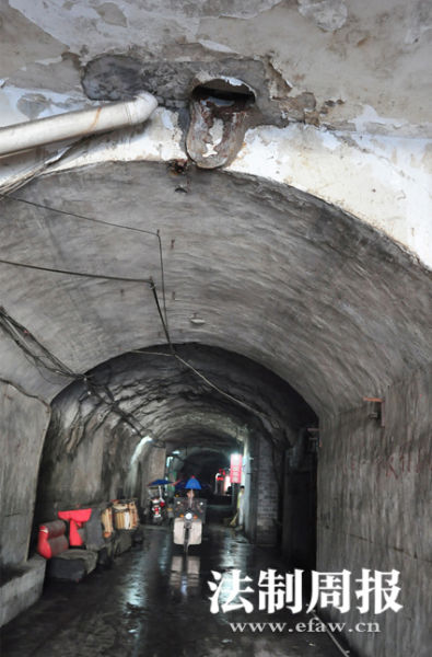 记者现场发现，防空洞里面有渗水现象。本报记者 雷鸿涛 图