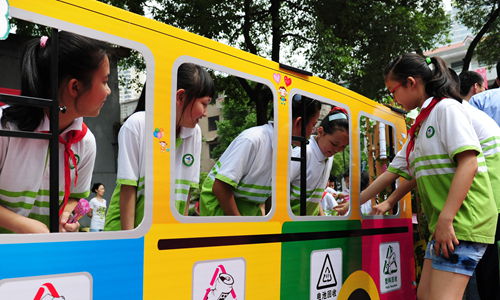 6月4日,小学生在表演环保艺术秀.