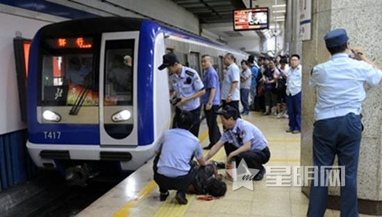  北京 朝阳门 地铁男子跳轨 自杀 列车紧急停车 - 