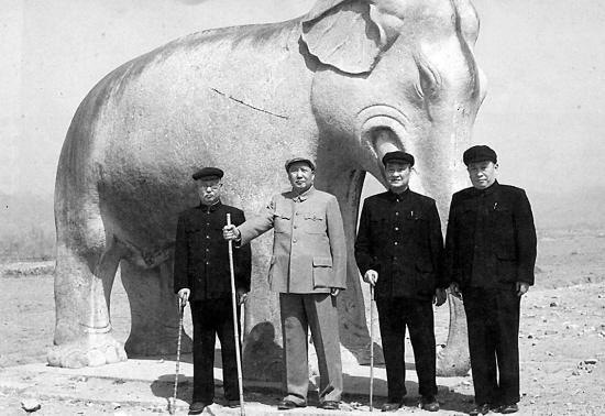 1954 年4 月,毛泽东和程潜(右二)等在北京十三陵合影