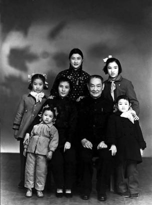 1950年,程潜与夫人和孩子们,前排左一为小女程丹,右一为四女程欣,后排左为三女程文,中为长女程熙,右为次女程渝