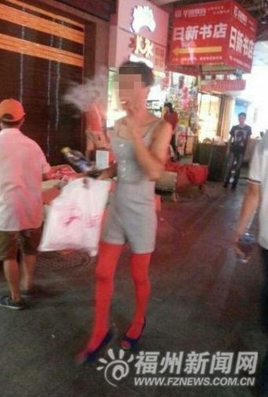 男子穿红<em>丝袜脚</em>踩恨天高 网友:毁三观/图 - 网