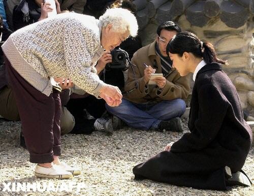 宝马女踹人父亲下跪 居民吐槽闺女不争气老人