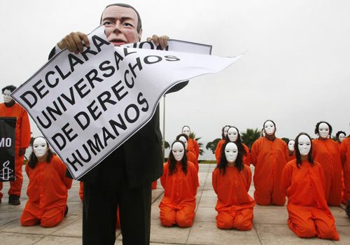 宝马女踹人父亲下跪 居民吐槽闺女不争气老人