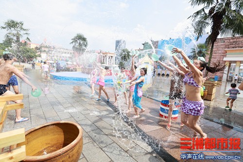 晚上看泰拳表演吃泰国美食 去世界之窗泡泰拳