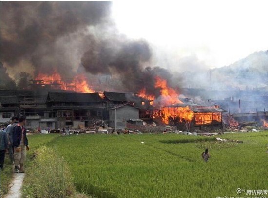 怀化靖州县发生特大火灾 248名村民房屋被烧毁