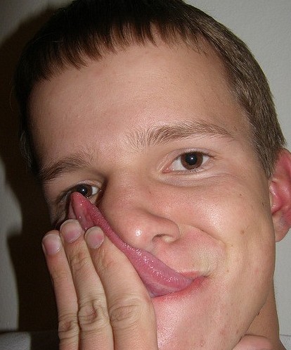 美国男孩舌头长达9厘米 能舔眼睛发短信