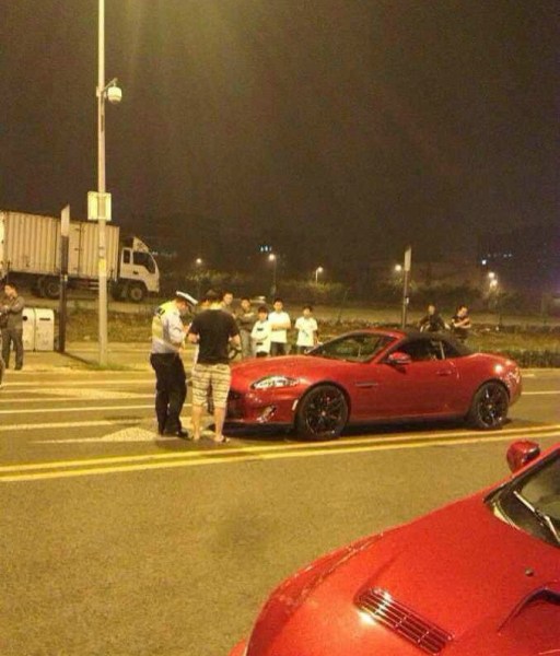 数十跑车鸟巢飙车 北京交警封路围堵飙车党\/组