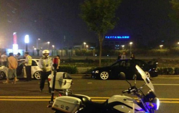 数十跑车鸟巢飙车 北京交警封路围堵飙车党\/组