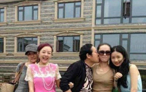 王林回应"搂抱女星开光":是朋友的妻子和女友(图)