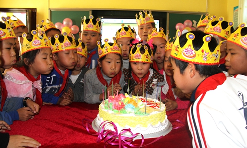 留守儿童集体过生日