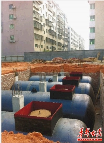 株洲一小区隔壁修油站 居民抬麻将桌挡路抗议