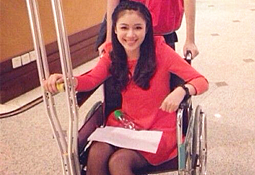 央视美女记者坐轮椅采访走红