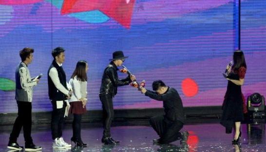 杜海涛给韩星下跪被爆吧 娱乐行为无需过度解读 - 今日看点 - 华声在线