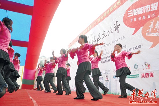 长沙最搞社区主任 舞台高歌哥有老婆