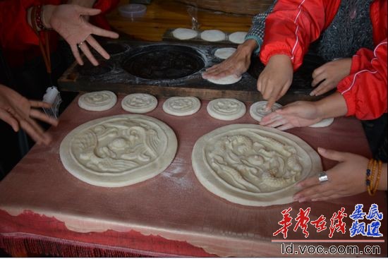 [娄底] 中华旅游名博 亲手制造巨无霸糍粑 - 市州