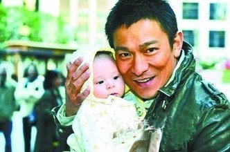 刘德华赵本山李双江 盘点老来得子很溺爱的明星