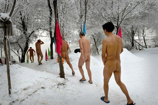 东北男子<em>零下</em>10度裸泳 不<em>穿短裤</em>因易冻伤(第四