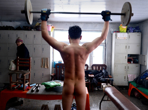 东北<em>男子</em>零下10度裸泳 <em>不穿短裤</em>因易冻伤 - 兴