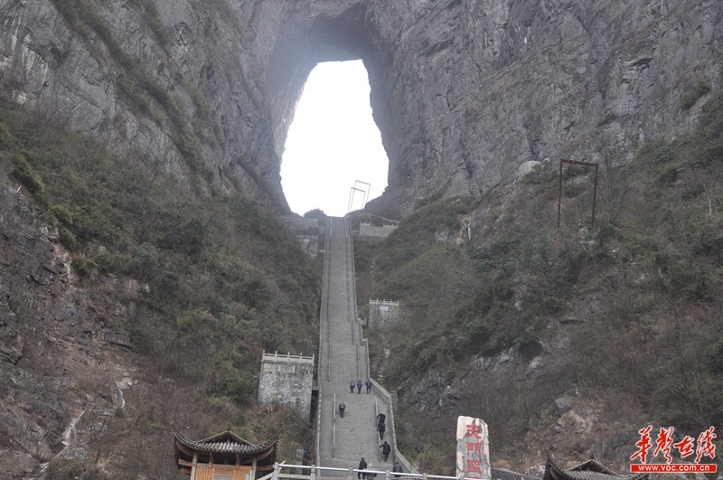 全球首条山体隧道电梯张家界天门山登顶/组图