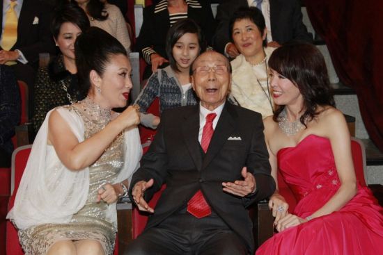 2010年11月19日，103岁的邵逸夫出席香港TVB （无线）43周年台庆，汪明荃和郑裕玲陪伴左右。