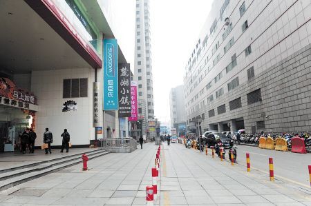 如今的走马楼巷，建起众多高楼及小区，只有这栋高楼下的十余家店铺，还在沿用走马楼巷门牌号。　　余志雄 摄