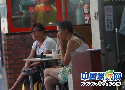 蓝洁瑛满头白发独自吃饭 烟不离手