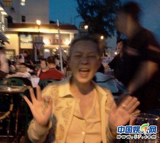 蓝洁瑛酒吧叫骂神经失常