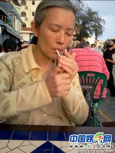 蓝洁瑛酒吧叫骂神经失常