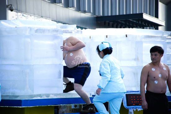 长沙四位耐寒奇人街头挑战冰封活人48小时