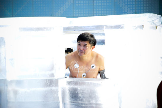 长沙四位耐寒奇人街头挑战冰封活人48小时