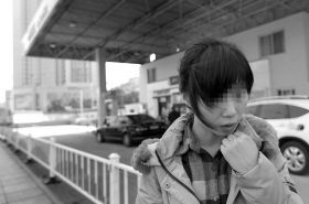 1月24日,长沙远大路,段小姐讲述自己在公交车上被打时的情况。图/记者华剑