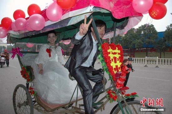 湖南安仁打工仔骑三轮自行车娶打工妺新娘