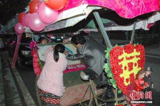 湖南安仁打工仔骑三轮自行车娶打工妺新娘