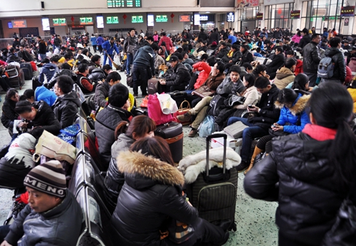 2月7日,长沙火车站候车室人头攒动.