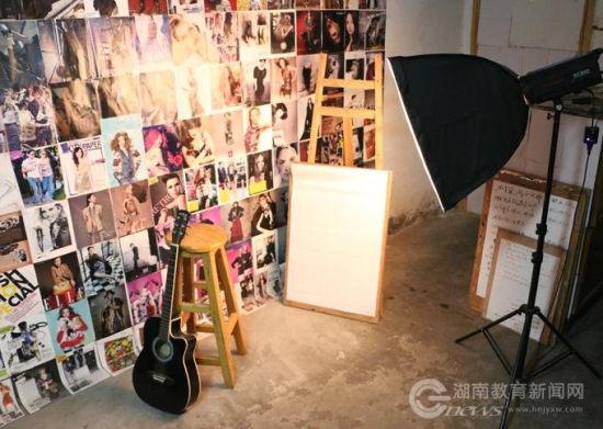 寝室被打造成了迷你摄影室 图/记者 舒文摄