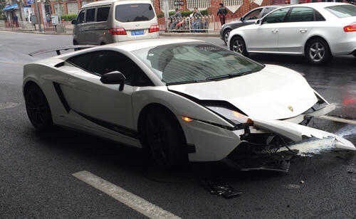 帅哥 开 兰博基尼跑车 撞得稀烂满脸血 大图头条 高清图片