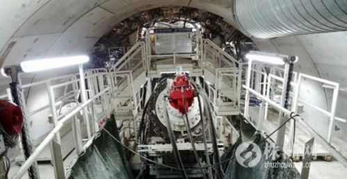 “巨无霸”盾构机正在长株潭城际铁路湘江隧道内掘进(通讯员向前进 摄)