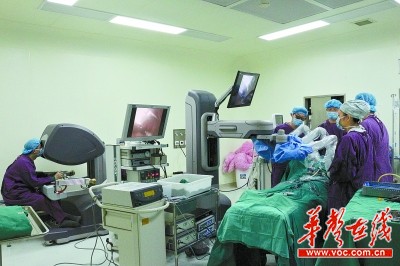 湘雅三医院实施国内首例国产机器人手术