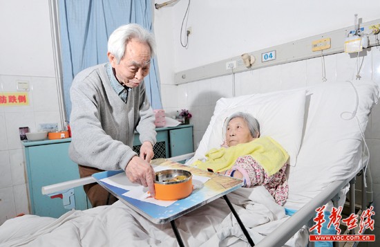 长沙78岁老人照顾病重老伴4年 每天写护理日记